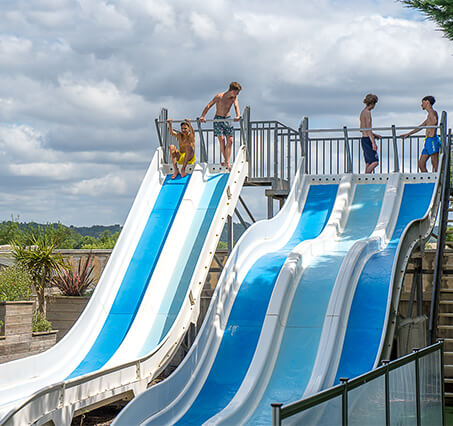 L’Espace aquatique avec toboggans du camping 4 étoiles entre Albi et Gaillac