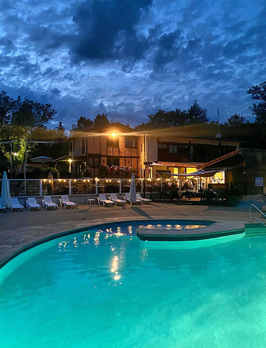La piscine en soirée de l’espace aquatique du camping 4 étoiles dans le Tarn près de Gaillac en Occitanie