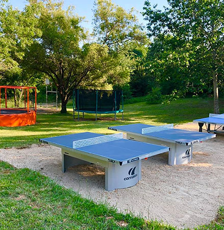 Table de ping-pong de l’aire de jeux du camping 4 étoiles dans le Tarn