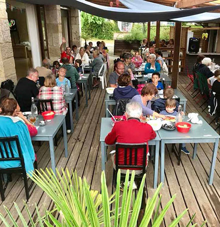 La terrasse du restaurant Snack-bar camping 4 étoiles en Occitanie le Chêne Vert