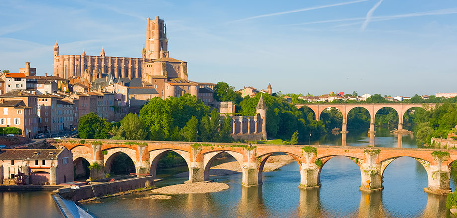 Just 30 minutes from our campsite, Le Chêne Vert, in Castelnau-de-Montmiral, Occitanie, Albi and its mightily impressive, fortified Cathedral of Saint-Cécile are unmissable sites in Tarn.