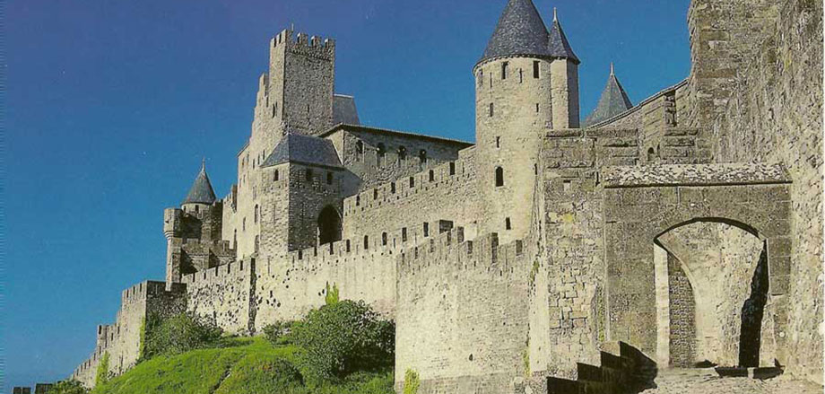 La Cité médiévale fortifiée de Carcassonne à 1h30 du camping en région Occitanie du Chêne Vert, à Castelnau de Montmiral.