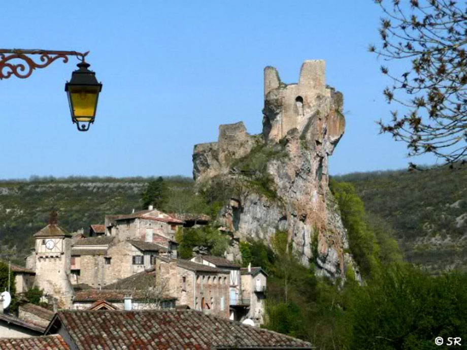 Penne et la vallée de l’Aveyron, visite touristique incontournable du Tarn, à 18 km du camping en région Occitanie du Chêne Vert, à Castelnau de Montmiral.