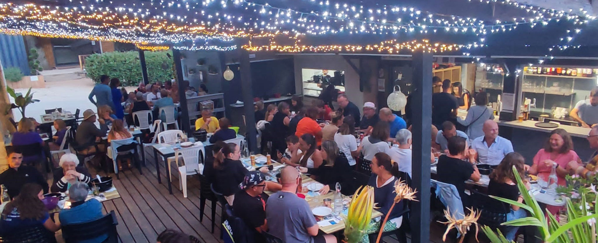 Restaurante con terraza sombreada del camping Le Chêne Vert situado cerca de Albi,