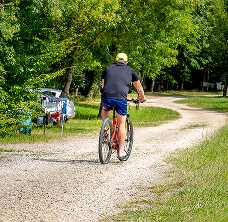 Rustige en ruime kampeerplaatsen van camping le Chêne Vert in Castelnau de Montmiral.