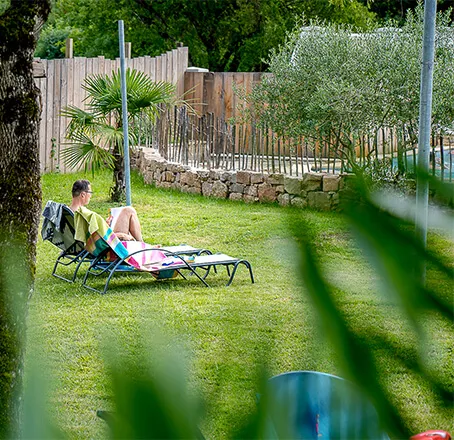 Bathing areas with sunbeds and parasols at our water park on Le Chêne Vert campsite, near Gaillac