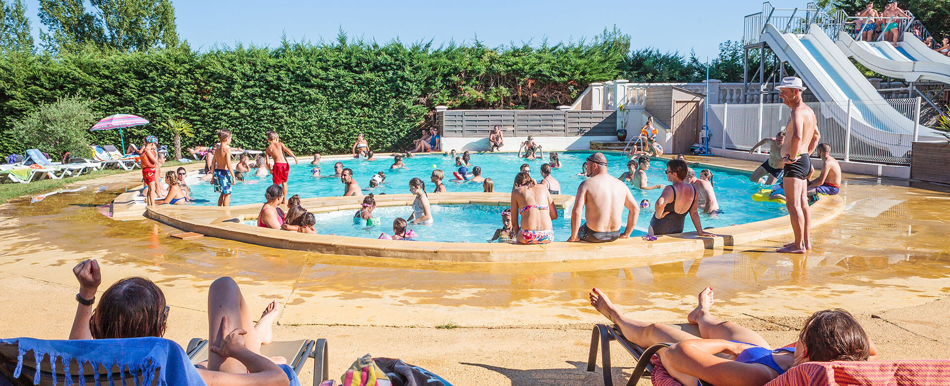 Espacio acuático con piscina, tobogán y piscina infantil del camping Le Chêne Vert en Tarn entre Albi y Gaillac