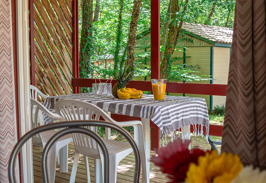 Vista de frente del bungaló de alquiler Classic 4 personas cerca de Albi, en el camping de 4 estrellas Le Chêne Vert.
