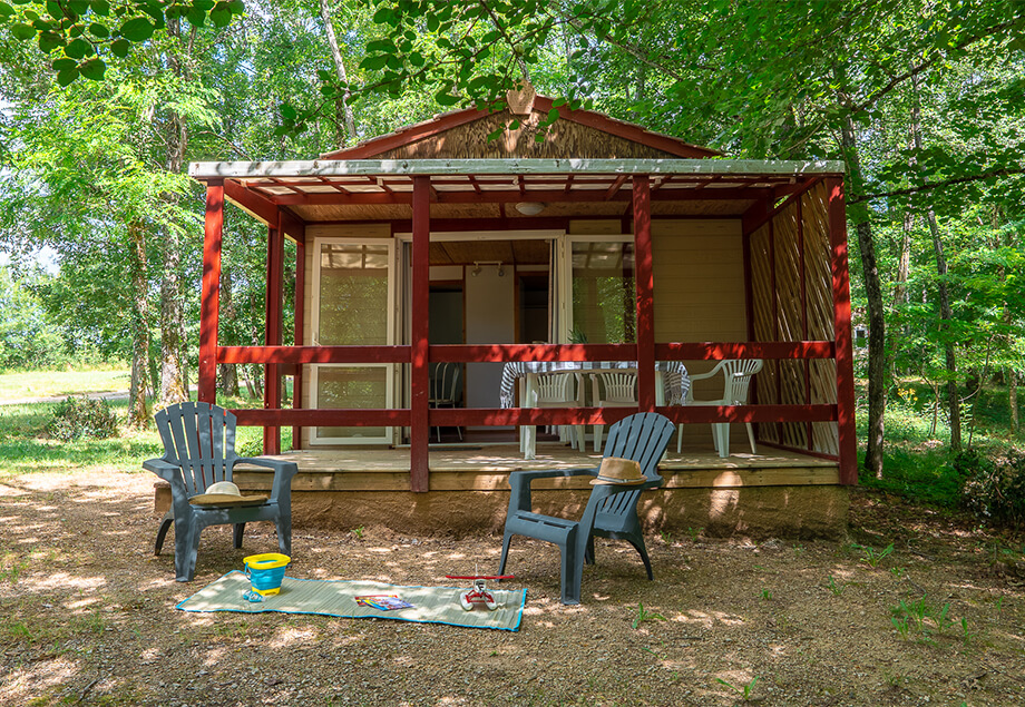 Comedor del bungaló de alquiler Classic para 4 personas, cerca de Gaillac, en el camping de 4 estrellas Le Chêne Vert.