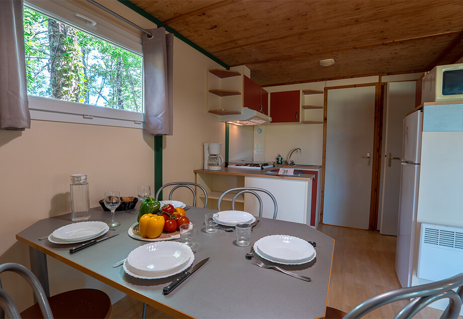 Dining area corner of the Classic bungalow to rent for 4 people, at our 4-star campsite, Le Chêne Vert, in Tarn.