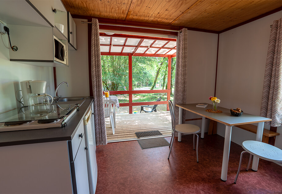 Terrasse couverte de la location bungalow Classic 4 personnes entre Albi et Gaillac au camping 4 étoiles le Chêne Vert.