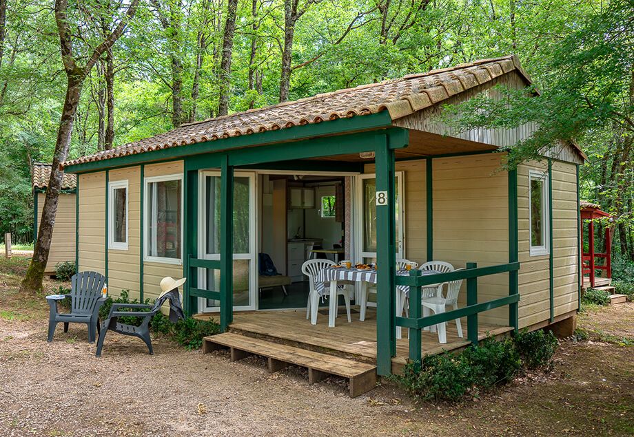 Terraza cubierta del bungaló de alquiler Classic 5 personas en el camping de 4 estrellas Le Chêne Vert, en Tarn. Alquiler de vacaciones cerca de Gaillac
