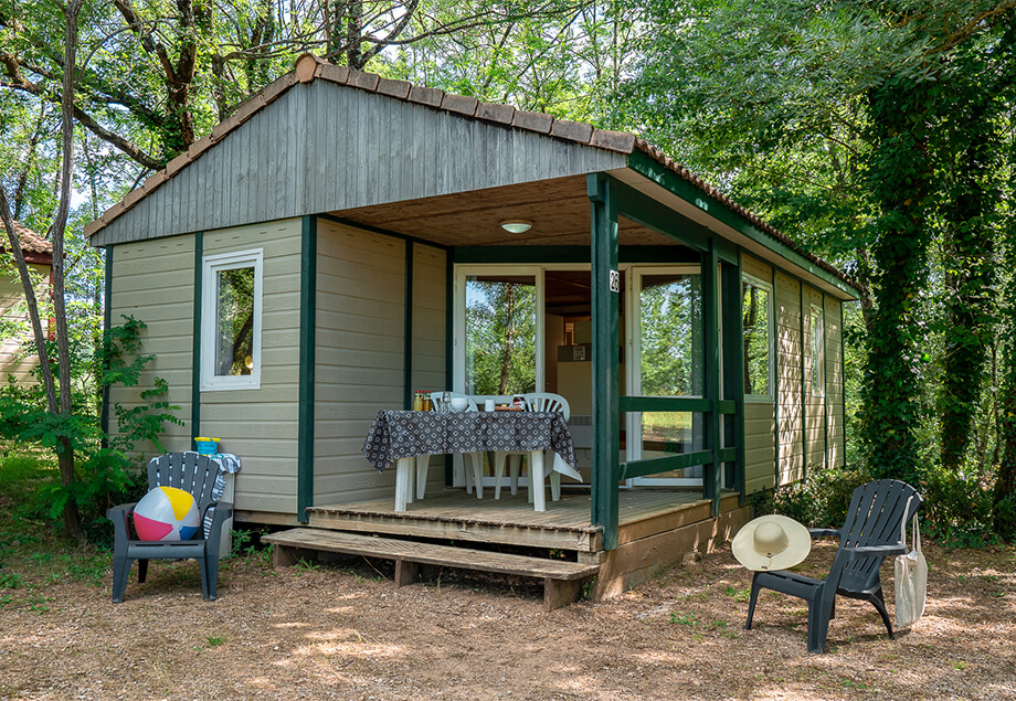 Vue d’ensemble de la location bungalow confort 5  personnes, dans le Tarn avec terrasse couverte du camping 4 étoiles le Chêne Vert près d’Albi.