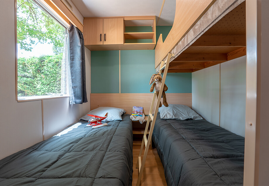 Interior of the mobile home for 10 people, at our 4-star campsite, Le Chêne Vert, in Castelnau-de-Montmiral, Tarn