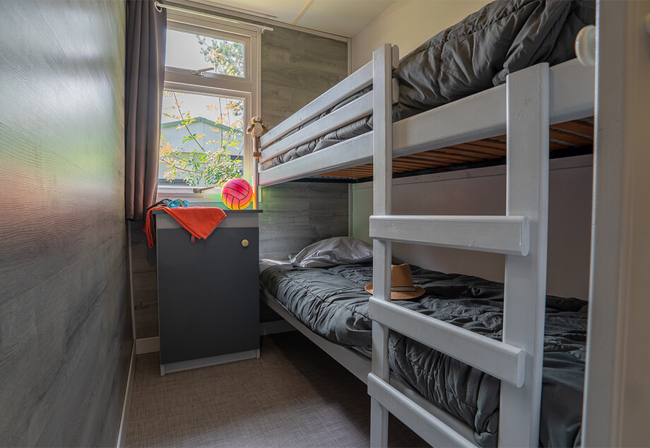 La chambre de la location bungalow Eco 5 à 6 personnes 3 chambres, dans le Tarn du camping 4 étoiles le Chêne Vert entre Albi et Gaillac.