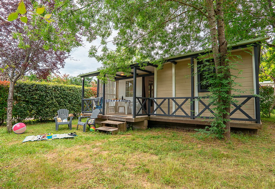 La terrasse couverte de la location bungalow Eco 5 à 6 personnes dans le Tarn du camping 4 étoiles le Chêne Vert près d’Albi.
