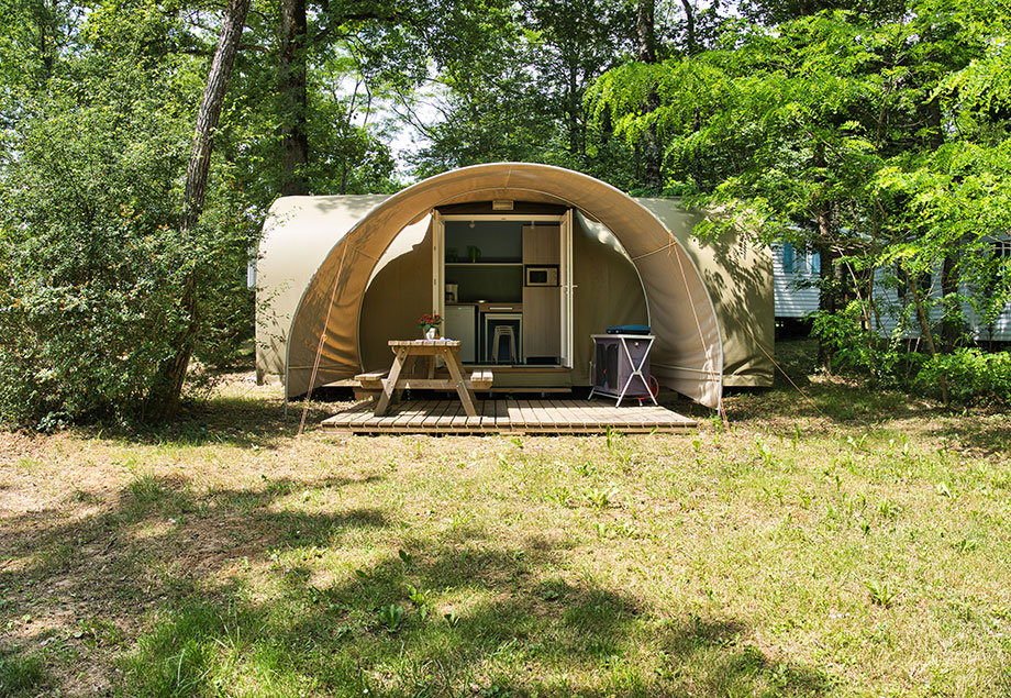 Vista general del alojamiento de alquiler Coco insolite 4 personas del camping de 4 estrellas Le Chêne Vert, cerca de Albi, en Tarn