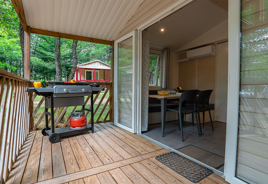 La terrasse du mobil-home Premium 4 personnes 2 chambres dans le Tarn, du camping 4 étoiles le Chêne Vert en Occitanie