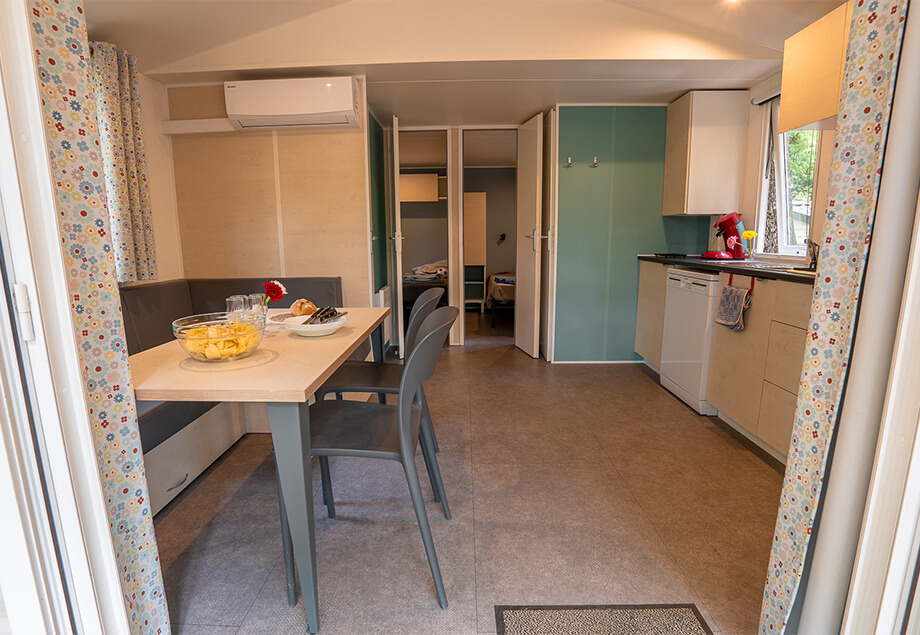 La cuisine du mobil-home Premium 4 personnes 2 chambres dans le Tarn, du camping 4 étoiles le Chêne Vert en Occitanie