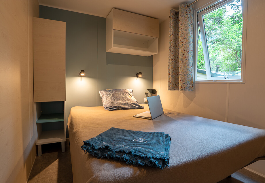 Salón del mobil-home Premium 4 personas 2 habitaciones del camping de 4 estrellas Le Chêne Vert, cerca de Gaillac, en Tarn