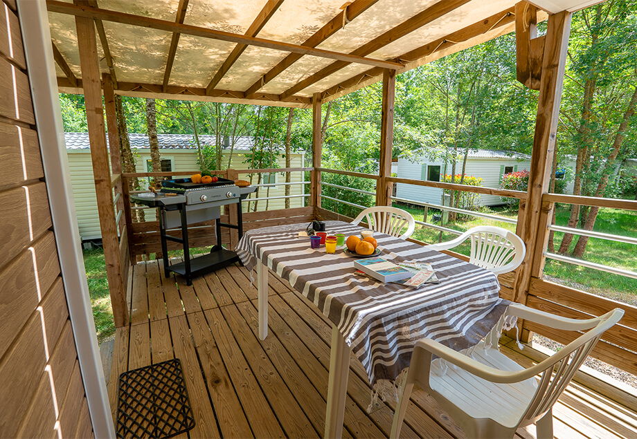 View of the entire Premium mobile home with 3 bedrooms and covered terrace for 6 people, at our 4-star campsite, Le Chêne Vert, near Albi, Tarn