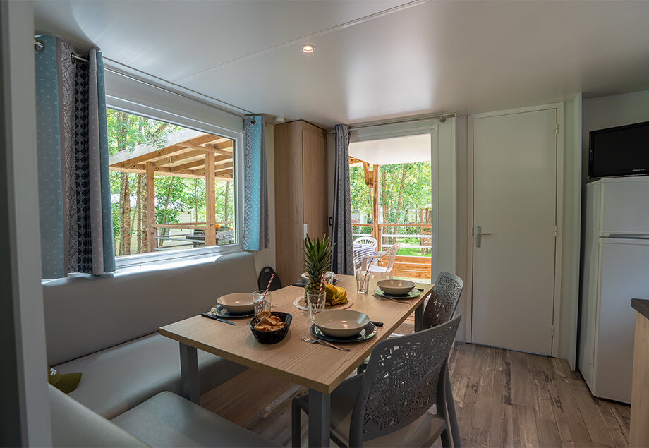 La terrasse couverte du mobil-home Premium 6 personnes 3 chambres dans le Tarn, du camping 4 étoiles le Chêne Vert à Castelnau de Montmirail