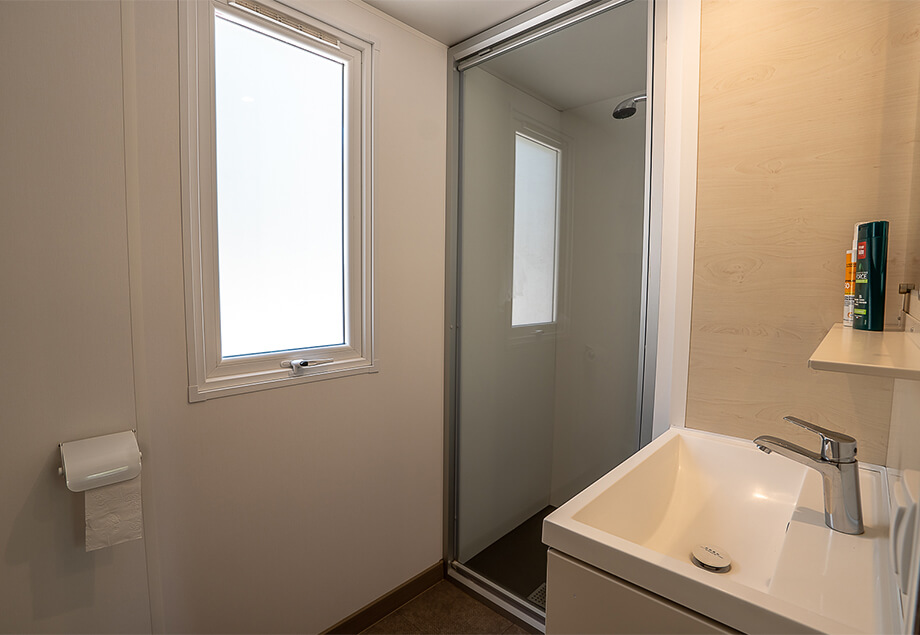 Baño de la casa móvil 6 personas Premium 3 habitaciones del camping 4 estrellas Le Chêne Vert en Occitanie.