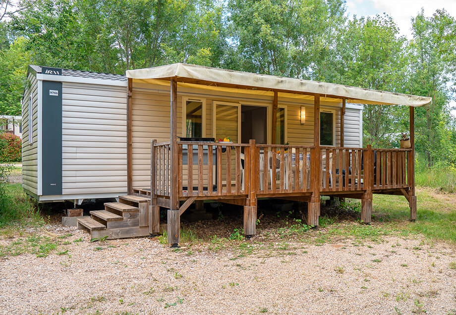 Covered terrace of the Premium + mobile home with 2 bedrooms for 4 people, at our 4-star campsite, Le Chêne Vert, Tarn