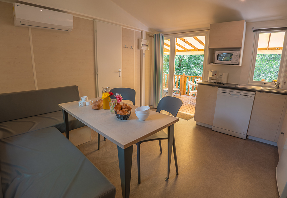 La terrasse couverte du mobil-home Premium + 4 personnes 2 chambres, dans le Tarn, du camping 4 étoiles le Chêne Vert à Castelnau de Montmirail