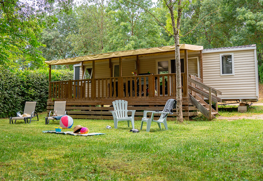 View of the entire Premium + mobile home with 3 bedrooms for 6 people, at our 4-star campsite, Le Chêne Vert, in Tarn, Occitanie