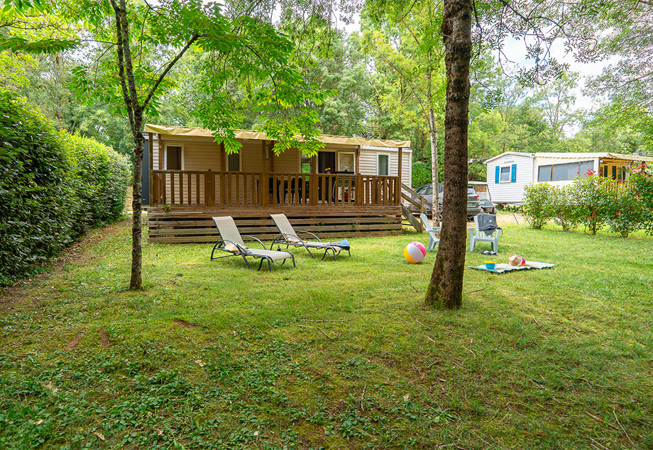 Terraza del mobil-home Premium + 6 personas 3 habitaciones del camping de 4 estrellas Le Chêne Vert, cerca de Albi, en Tarn