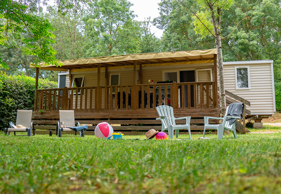 La terrasse couverte du mobil-home Premium + 6 personnes 3 chambres, dans le Tarn, du camping 4 étoiles le Chêne Vert près de Gaillac